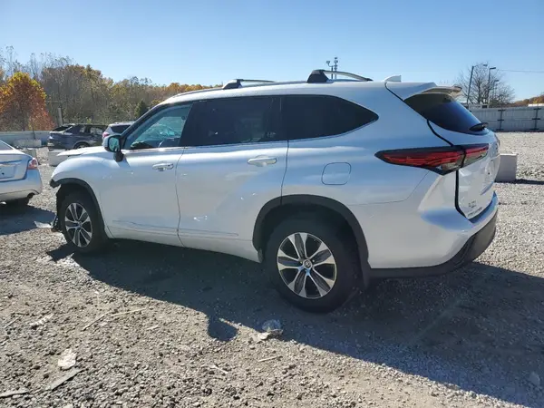 5TDGZRBH2NS595045 2022 TOYOTA HIGHLANDER - Image 2