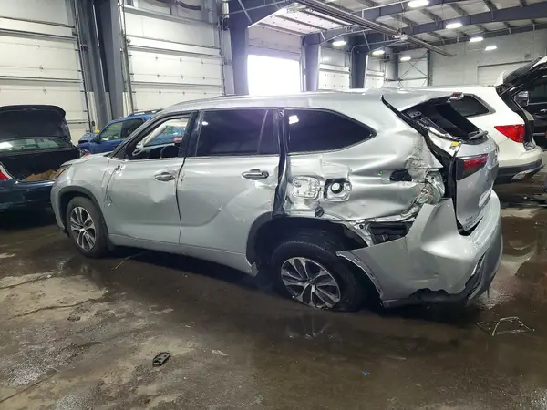 5TDGZRBH3LS510422 2020 TOYOTA HIGHLANDER - Image 2