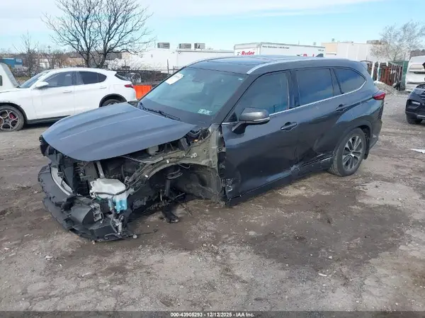 5TDGZRBH3MS058831 2021 TOYOTA HIGHLANDER - Image 2