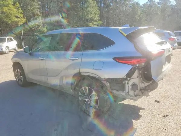 5TDGZRBH3MS072910 2021 TOYOTA HIGHLANDER - Image 2
