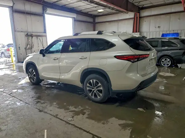 5TDGZRBH3MS073541 2021 TOYOTA HIGHLANDER - Image 2