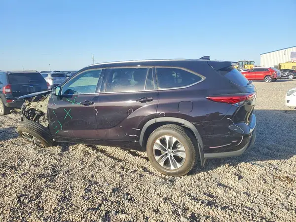 5TDGZRBH3MS076858 2021 TOYOTA HIGHLANDER - Image 2