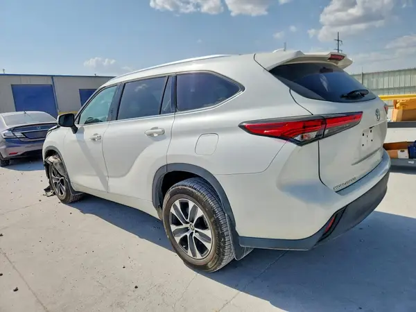 5TDGZRBH3MS102035 2021 TOYOTA HIGHLANDER - Image 2