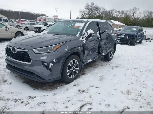 5TDGZRBH3MS106828 2021 TOYOTA HIGHLANDER - Image 2