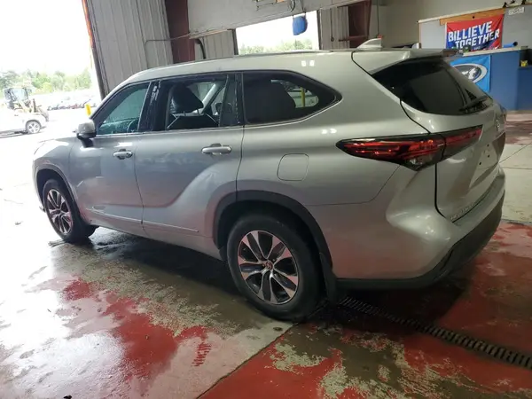5TDGZRBH3MS109194 2021 TOYOTA HIGHLANDER - Image 2