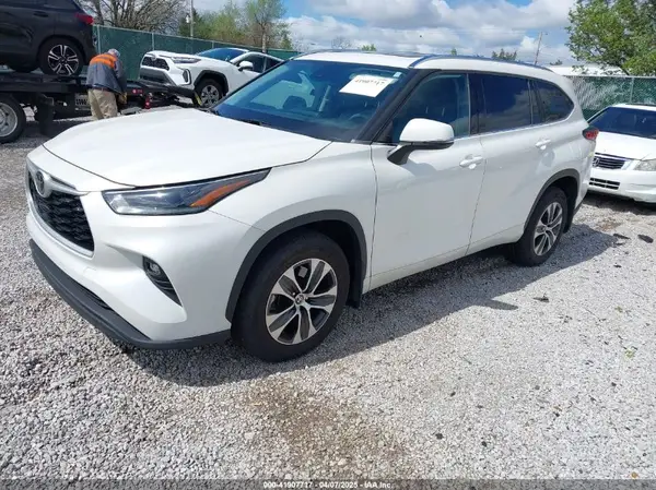 5TDGZRBH3MS136153 2021 TOYOTA HIGHLANDER - Image 2
