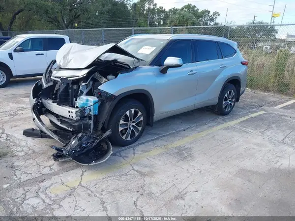 5TDGZRBH3MS142616 2021 TOYOTA HIGHLANDER - Image 2