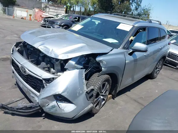 5TDGZRBH3MS543518 2021 TOYOTA HIGHLANDER - Image 2
