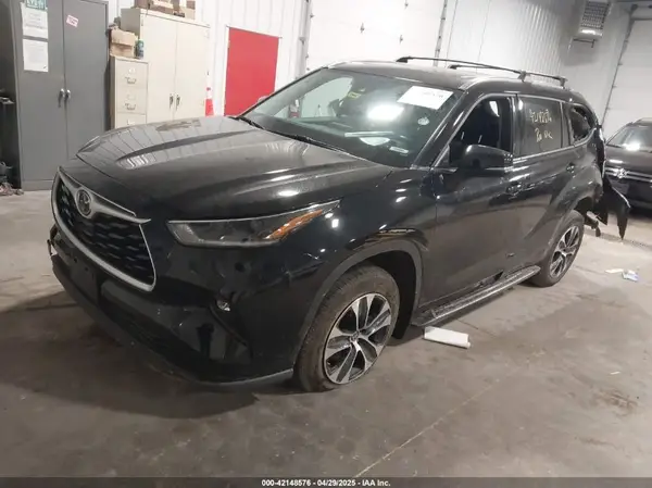 5TDGZRBH3MS548427 2021 TOYOTA HIGHLANDER - Image 2