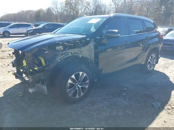5TDGZRBH3MS556690 2021 TOYOTA HIGHLANDER - Image 2