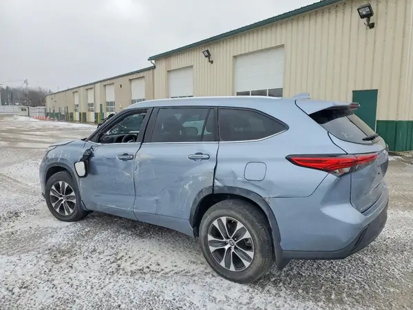 5TDGZRBH3NS177772 2022 TOYOTA HIGHLANDER - Image 2