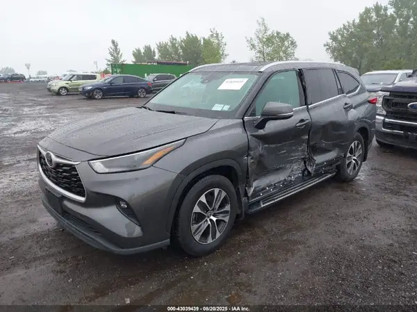 5TDGZRBH3NS190375 2022 TOYOTA HIGHLANDER - Image 2