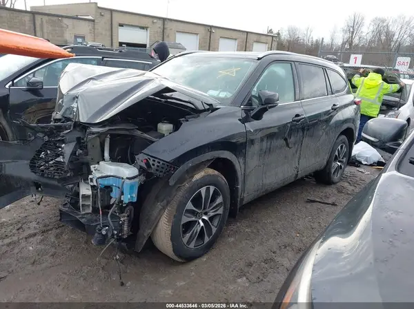 5TDGZRBH3NS208213 2022 TOYOTA HIGHLANDER - Image 2