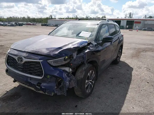 5TDGZRBH3NS223312 2022 TOYOTA HIGHLANDER - Image 2