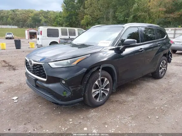 5TDGZRBH3NS231815 2022 TOYOTA HIGHLANDER - Image 2