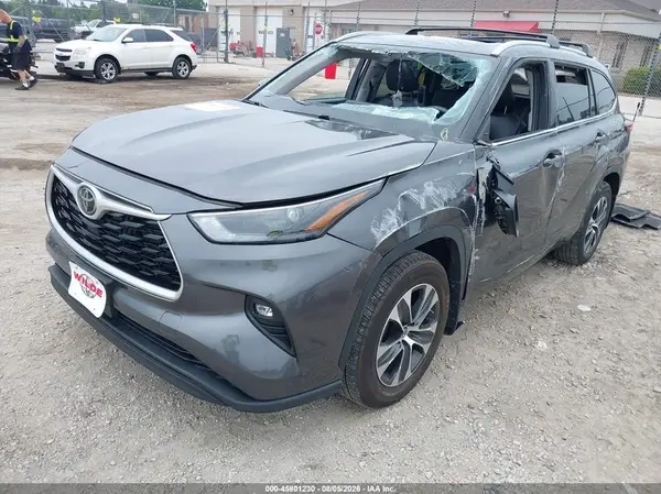 5TDGZRBH3NS240742 2022 TOYOTA HIGHLANDER - Image 2