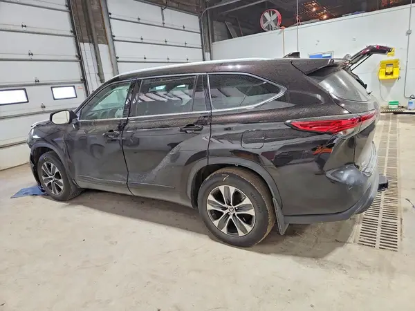 5TDGZRBH3NS241650 2022 TOYOTA HIGHLANDER - Image 2