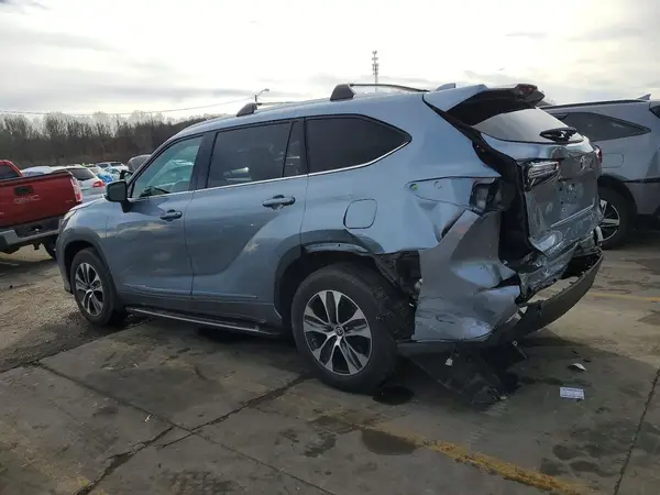 5TDGZRBH3NS244502 2022 TOYOTA HIGHLANDER - Image 2