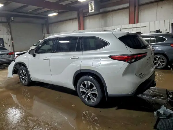 5TDGZRBH3NS254222 2022 TOYOTA HIGHLANDER - Image 2