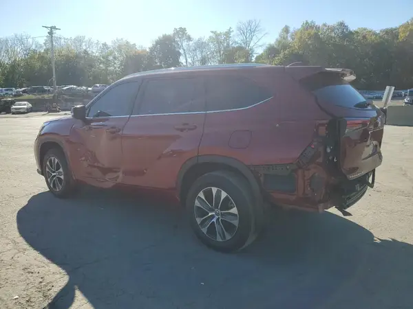 5TDGZRBH3NS560448 2022 TOYOTA HIGHLANDER - Image 2