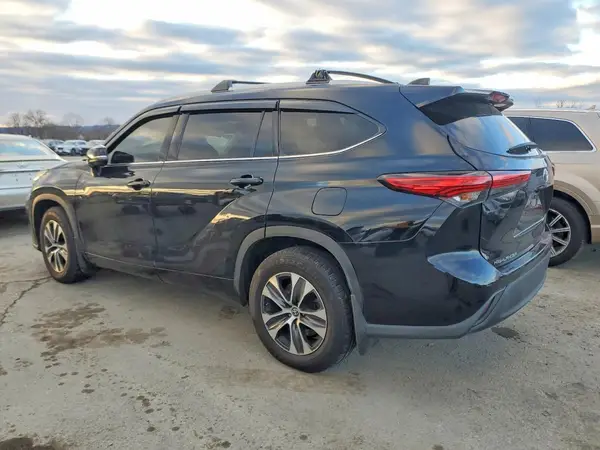 5TDGZRBH3NS561132 2022 TOYOTA HIGHLANDER - Image 2