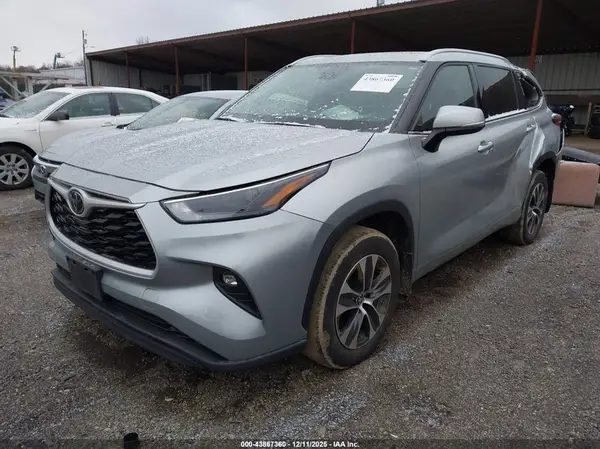 5TDGZRBH3NS561485 2022 TOYOTA HIGHLANDER - Image 2