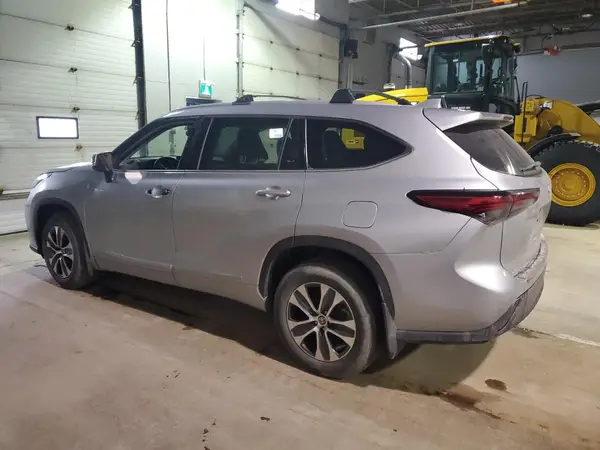 5TDGZRBH3NS565018 2022 TOYOTA HIGHLANDER - Image 2