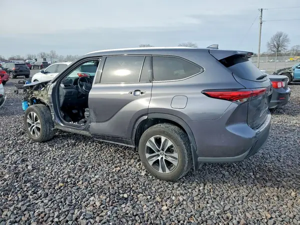 5TDGZRBH3NS566072 2022 TOYOTA HIGHLANDER - Image 2