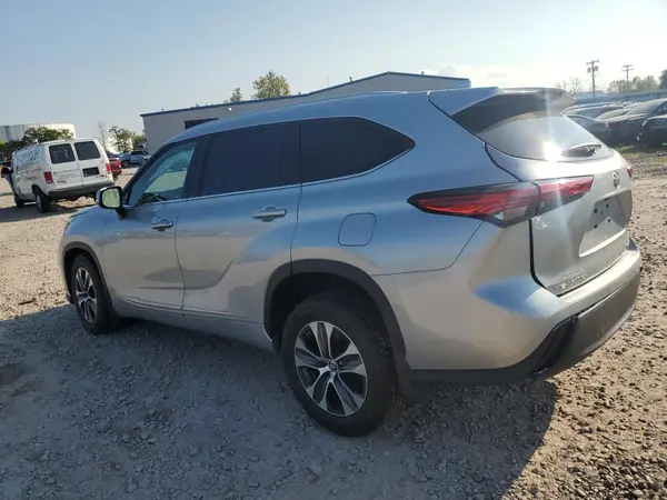 5TDGZRBH3NS566864 2022 TOYOTA HIGHLANDER - Image 2