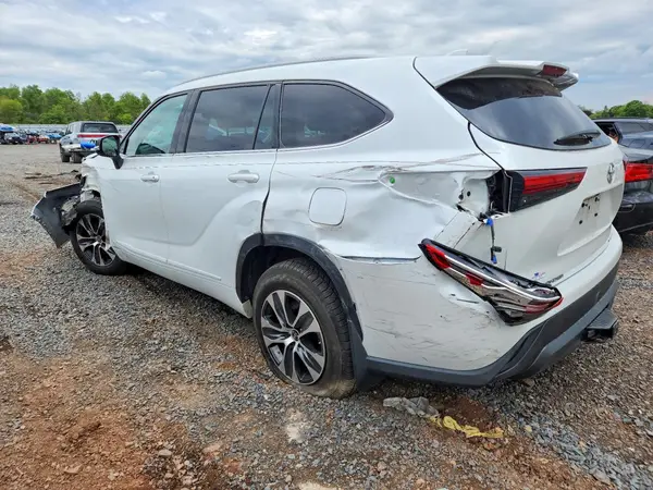 5TDGZRBH3NS568405 2022 TOYOTA HIGHLANDER - Image 2