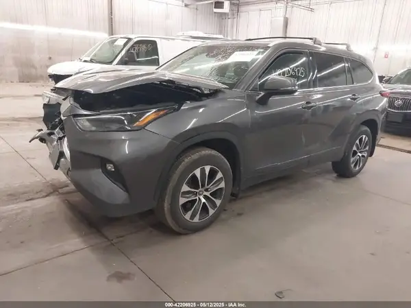 5TDGZRBH3NS568887 2022 TOYOTA HIGHLANDER - Image 2
