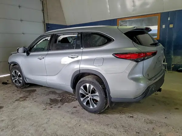 5TDGZRBH3NS573636 2022 TOYOTA HIGHLANDER - Image 2