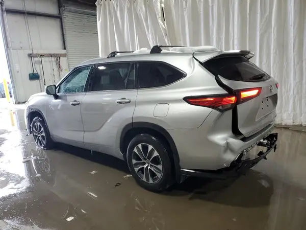 5TDGZRBH3NS579419 2022 TOYOTA HIGHLANDER - Image 2