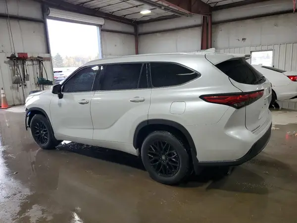 5TDGZRBH3NS581445 2022 TOYOTA HIGHLANDER - Image 2