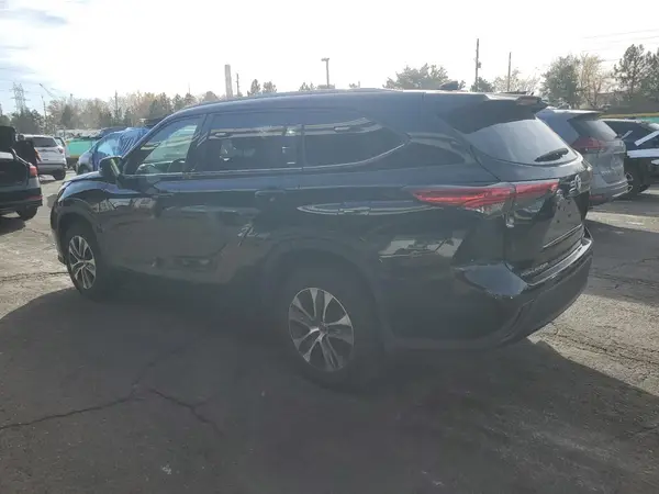 5TDGZRBH3NS581753 2022 TOYOTA HIGHLANDER - Image 2