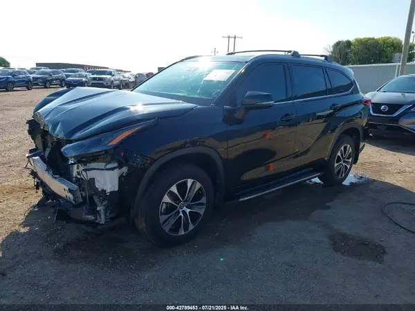 5TDGZRBH3NS583261 2022 TOYOTA HIGHLANDER - Image 2
