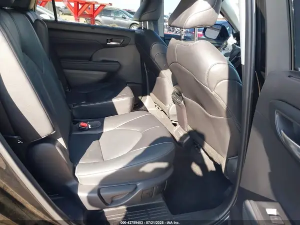5TDGZRBH3NS583261 2022 TOYOTA HIGHLANDER - Image 8