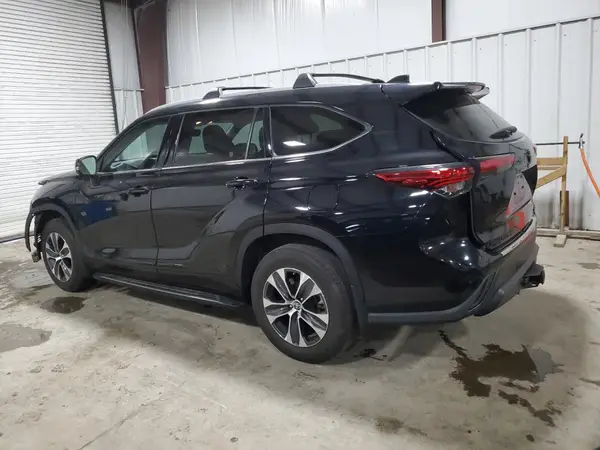 5TDGZRBH3NS587441 2022 TOYOTA HIGHLANDER - Image 2