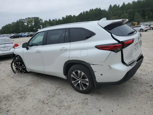 5TDGZRBH3NS588699 2022 TOYOTA HIGHLANDER - Image 2