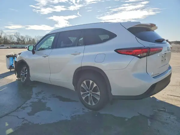 5TDGZRBH3NS595264 2022 TOYOTA HIGHLANDER - Image 2