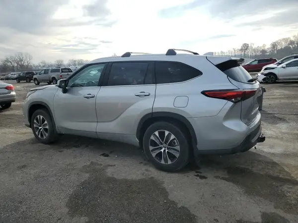 5TDGZRBH3NS596494 2022 TOYOTA HIGHLANDER - Image 2