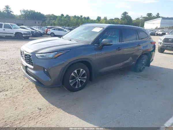 5TDGZRBH4LS029675 2020 TOYOTA HIGHLANDER - Image 2