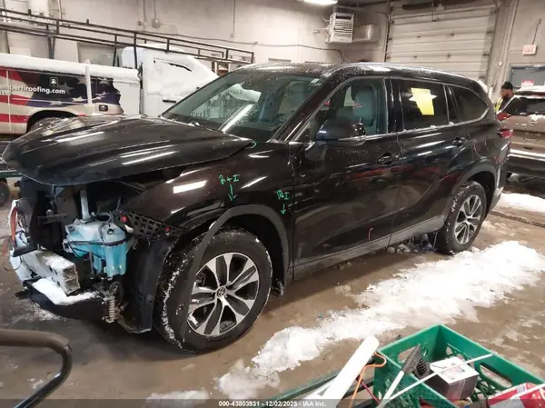 5TDGZRBH4LS039624 2020 TOYOTA HIGHLANDER - Image 2