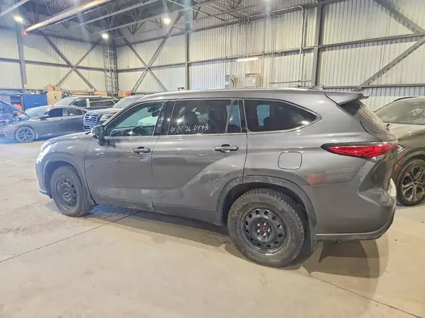 5TDGZRBH4MS124657 2021 TOYOTA HIGHLANDER - Image 2