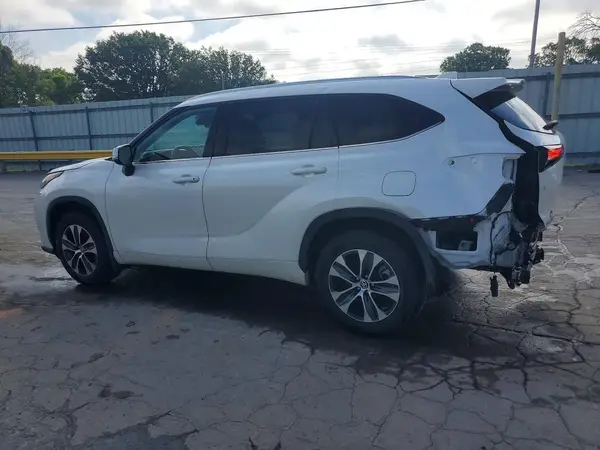 5TDGZRBH4MS137618 2021 TOYOTA HIGHLANDER - Image 2