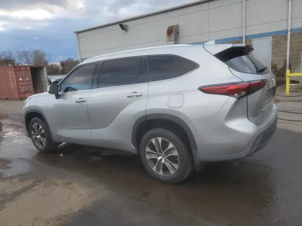 5TDGZRBH4MS145993 2021 TOYOTA HIGHLANDER - Image 2