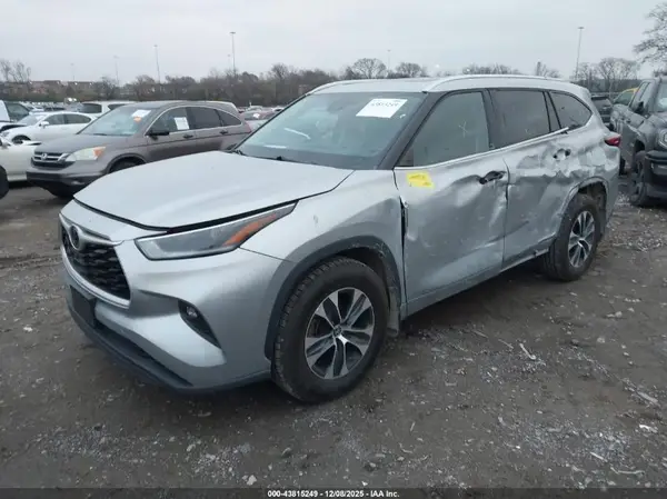 5TDGZRBH4MS547903 2021 TOYOTA HIGHLANDER - Image 2