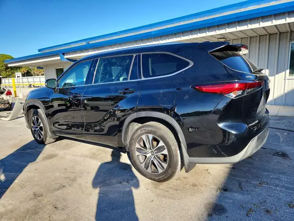 5TDGZRBH4MS558898 2021 TOYOTA HIGHLANDER - Image 2
