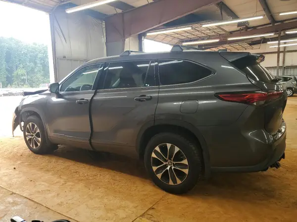 5TDGZRBH4NS163265 2022 TOYOTA HIGHLANDER - Image 2