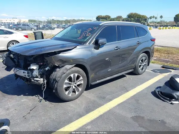 5TDGZRBH4NS166439 2022 TOYOTA HIGHLANDER - Image 2